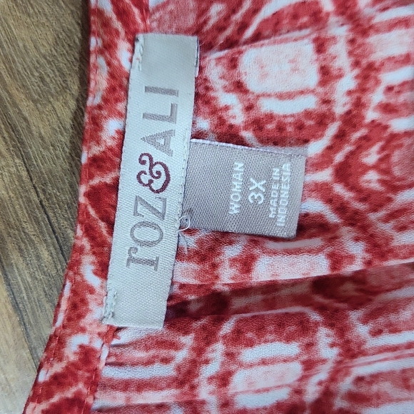 ROZ & ALI WOMAN Semi-Sheer Red & White Geometric 3/4 Sleeve Blouse - Picture 3 of 13
